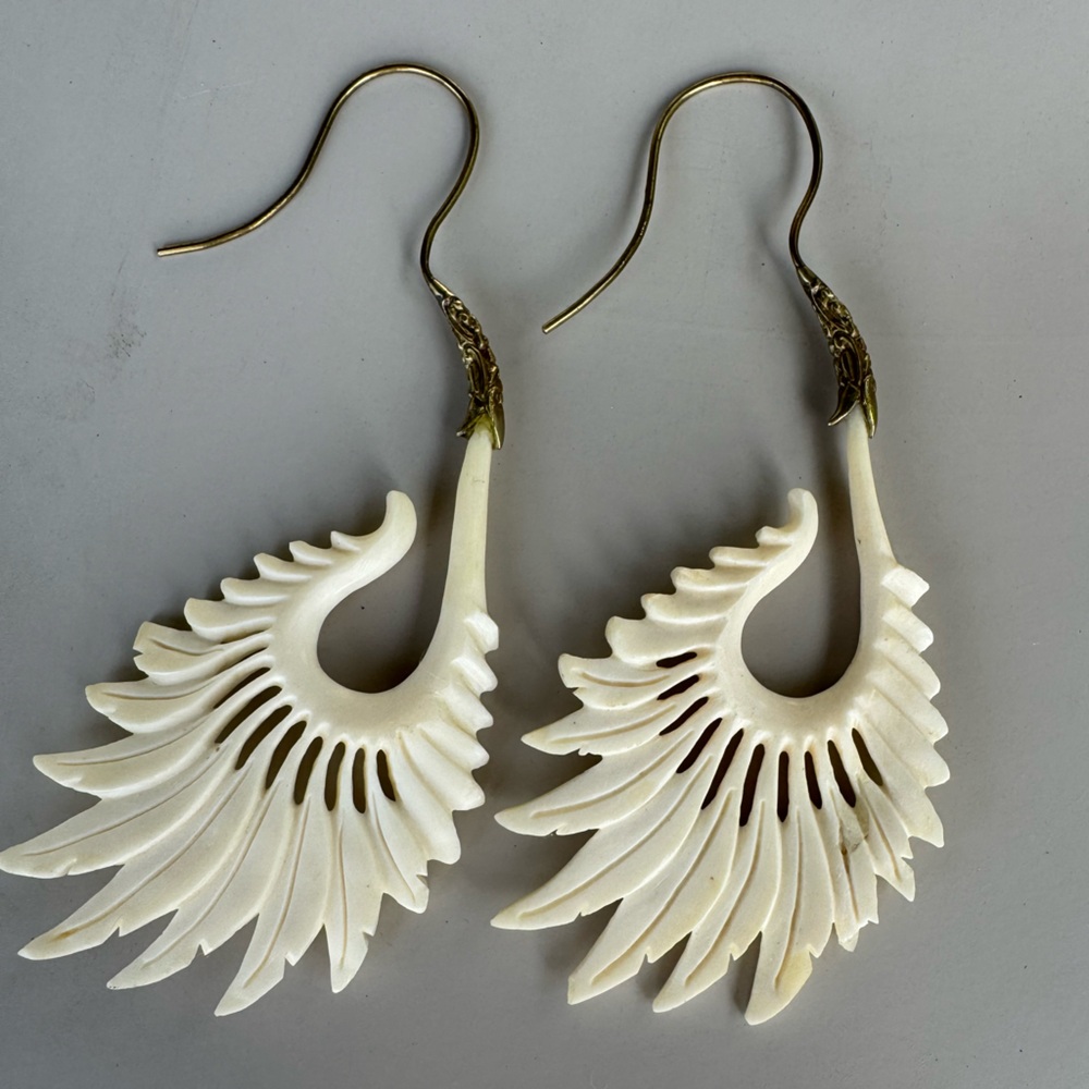 Super unique vintage bone carved tribal earrings w/ brass upper part